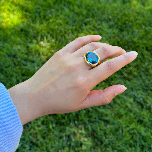 A & Furst - Aera - Cocktail Ring with London Blue Topaz, 18k