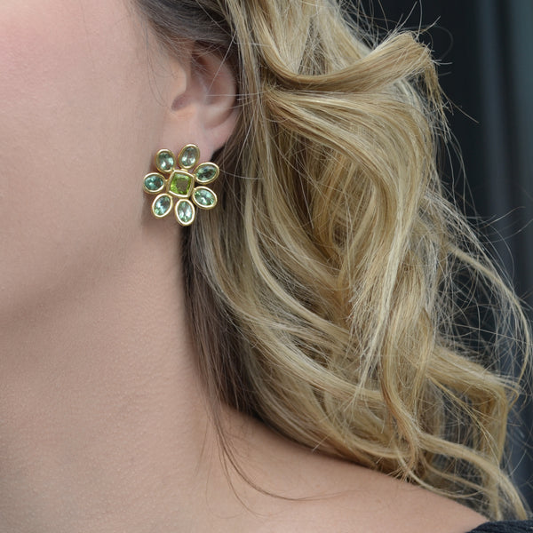 a-furst-fiori-large-button-earrings-mint-tourmaline-peridot-18k-yellow-gold-O2276GMTO