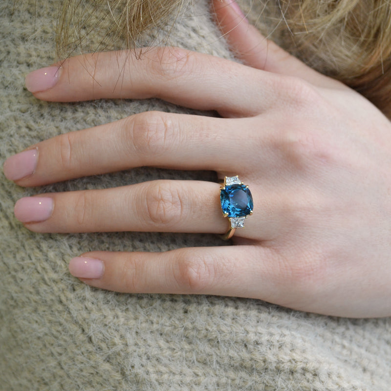 a-furst-party-one-of-a-kind-cocktail-ring-london-blue-topaz-diamonds-18k-yellow-gold-A1530GUL1