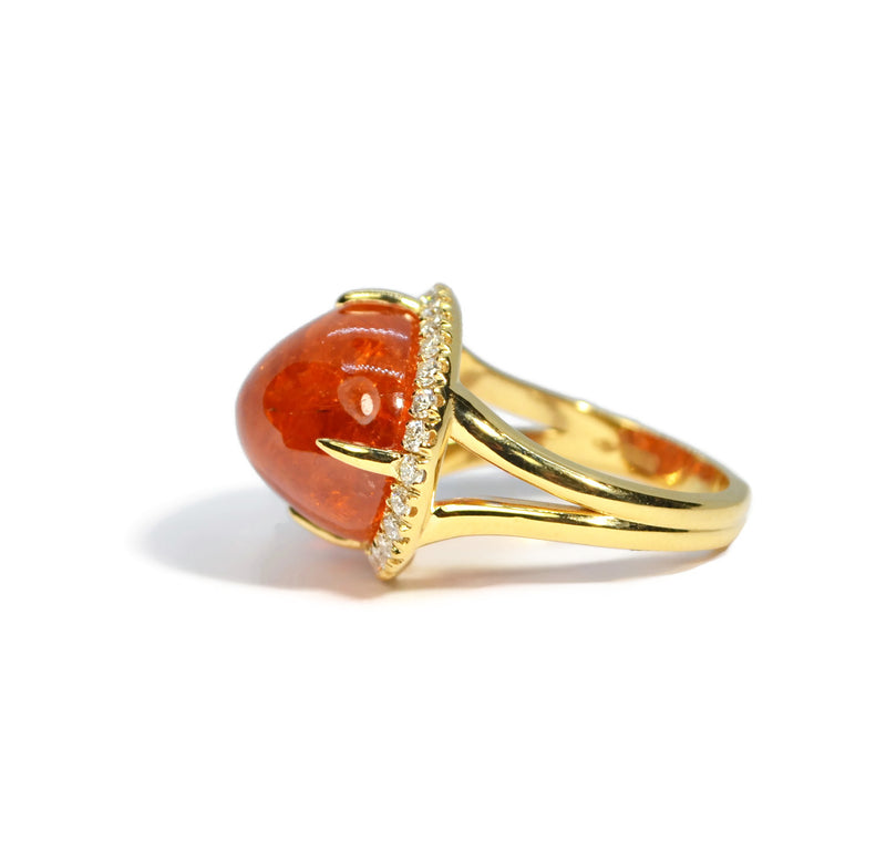 a-furst-sole-ring-with-mandarin-garnet-and-diamonds-18k-yellow-gold-A2401GSP1