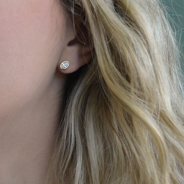 afj-diamond-collection-oval-diamond-stud-earrings-1.05-carats-18k-yellow-gold-F20597
