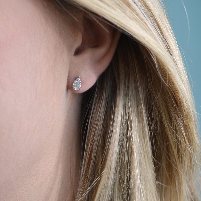 afj-diamond-collection-pear-shape-stud-earrings-white-gold-oe095207