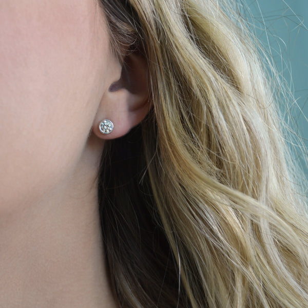 afj-diamond-collection-round-diamond-stud-earrings-1.05-carats-18k-white-gold-11033