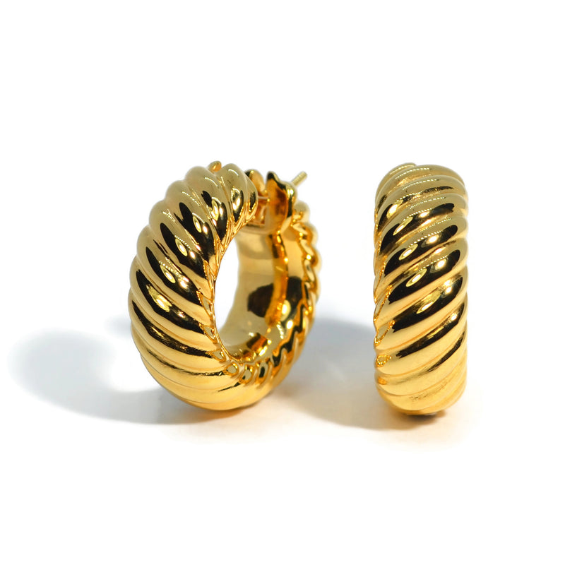 afj-gold-collection-croissant-hoop-earrings-18k-yellow-gold-O0490X0048G1