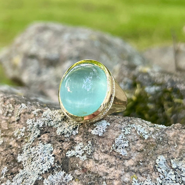 lauren-k-soho-18k-yellow-gold-oval-cabochon-cat_s-eye-aquamarine-diamonds-ring