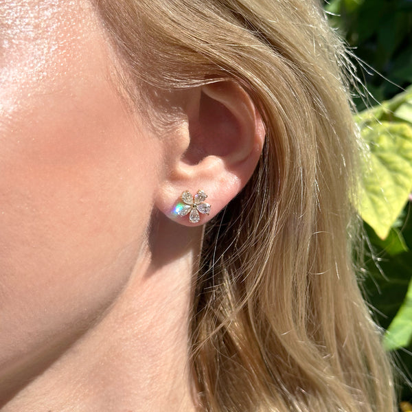 norman-silverman-flower-stud-earrings-with-pear-shaped-diamonds-18k-yellow-gold-F22764