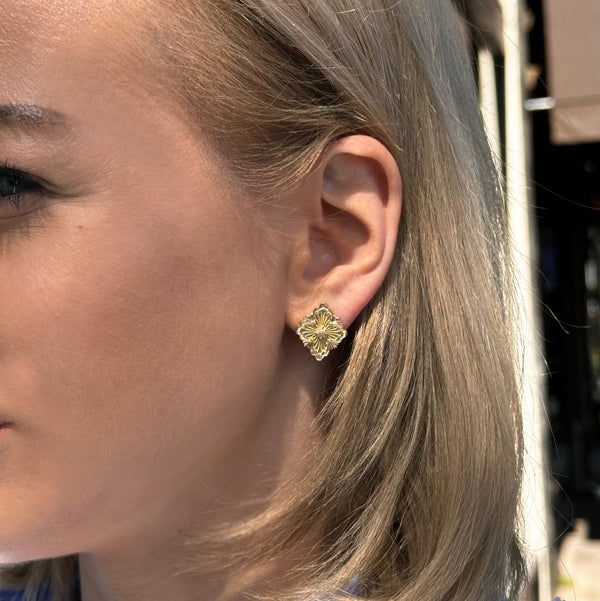 opera-button-earrings-with-mother-of-pearl-and-tulle-raggiera-pattern