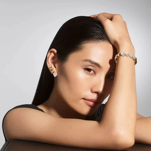 vhernier-freccia-midi-earrings-with-mother-of-pearl-0N1501B250_1