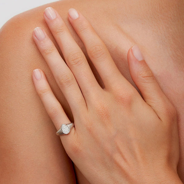 yvonne-leon-baby-berlingot-signet-ring-with-diamonds-18k-white-gold-BABYCHEVAPOIRBERLINGDIAOB