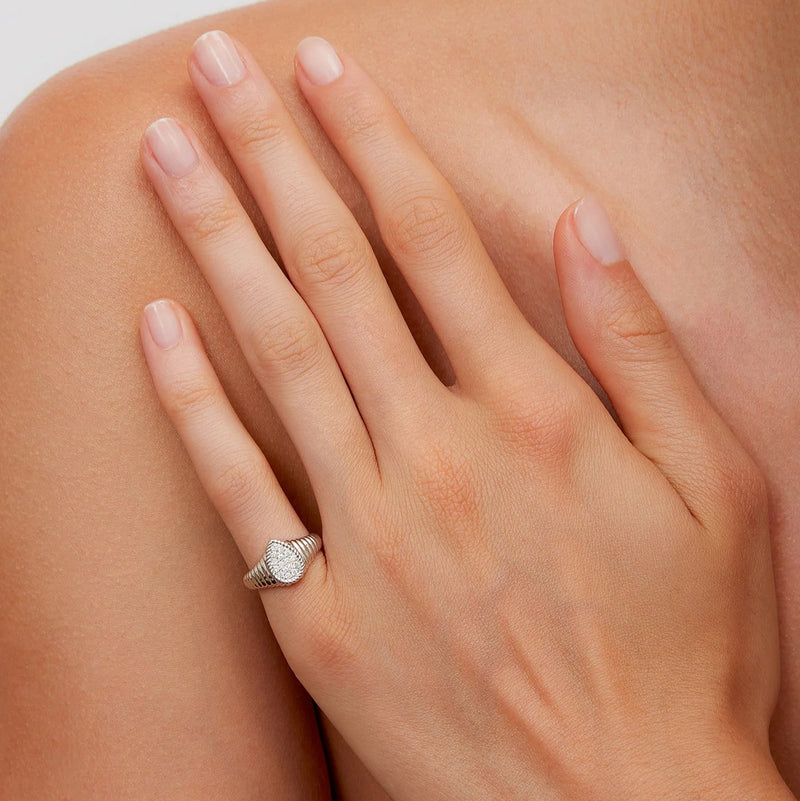 yvonne-leon-baby-berlingot-signet-ring-with-diamonds-18k-white-gold-BABYCHEVAPOIRBERLINGDIAOB