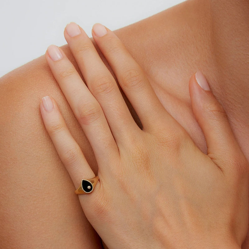 yvonne-leon-pear-shaped-signet-ring-with-black-onyx-and-diamonds-18k-yellow-gold-BABYCHEVAPOIRONYXOJ
