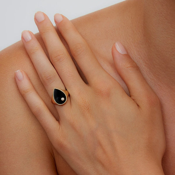 yvonne-leon-pear-shaped-signet-ring-with-black-onyx-and-diamonds-18k-yellow-gold-CHEVAPOIRONYXOJ