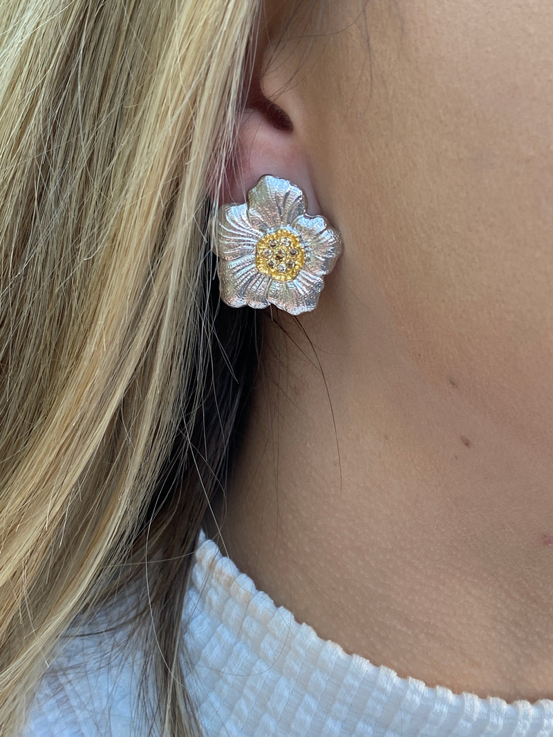 buccellati-blossoms-gardenia-button-earrings-brown-diamonds-sterling-silver-gold-accents-JAGEAR012282