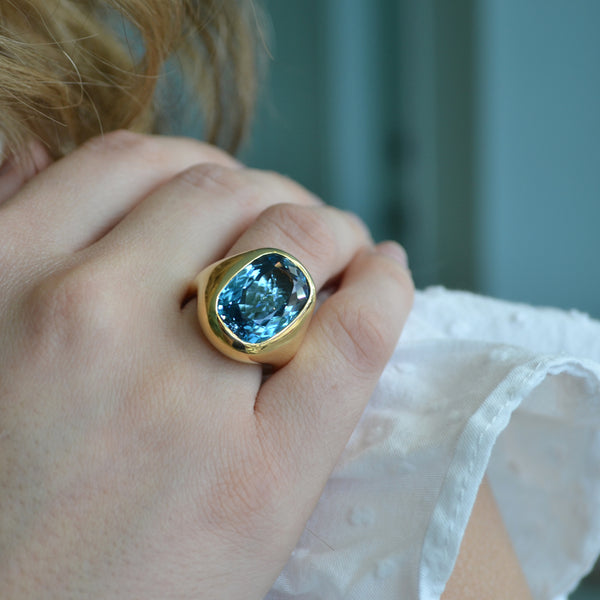 a-furst-essential-cocktail-ring-london-blue-topaz-yellow-gold-A1950GUL