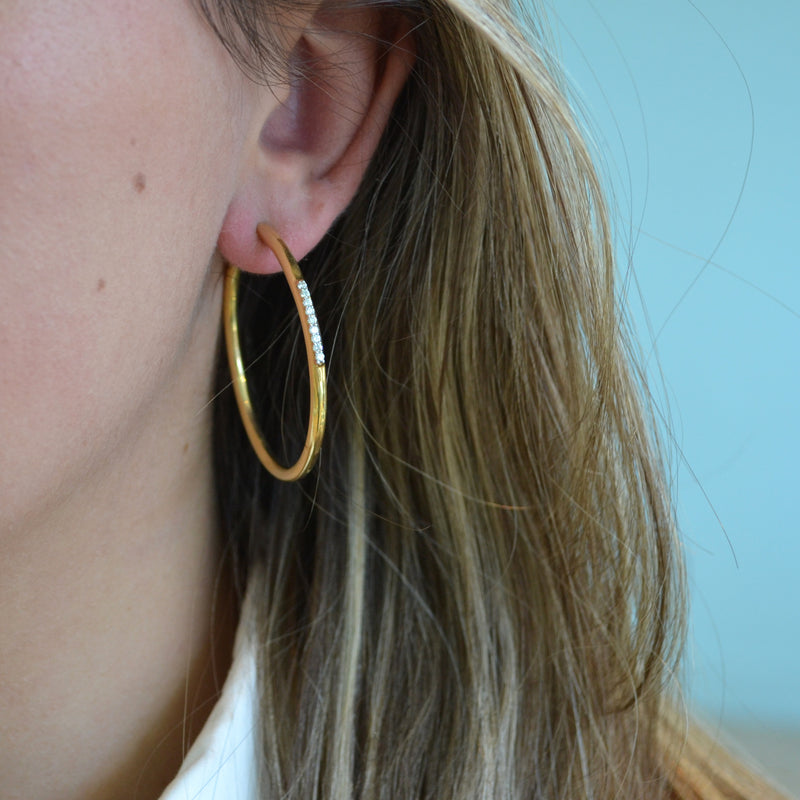 afj-diamond-collection-diamond-bar-hoop-earrings-18k-yellow-gold-E130018KT