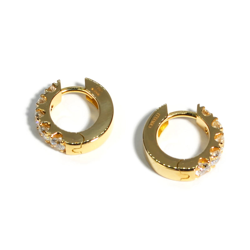 afj-diamond-collection-huggie-earrings-diamonds-18k-yellow-gold-O292G2