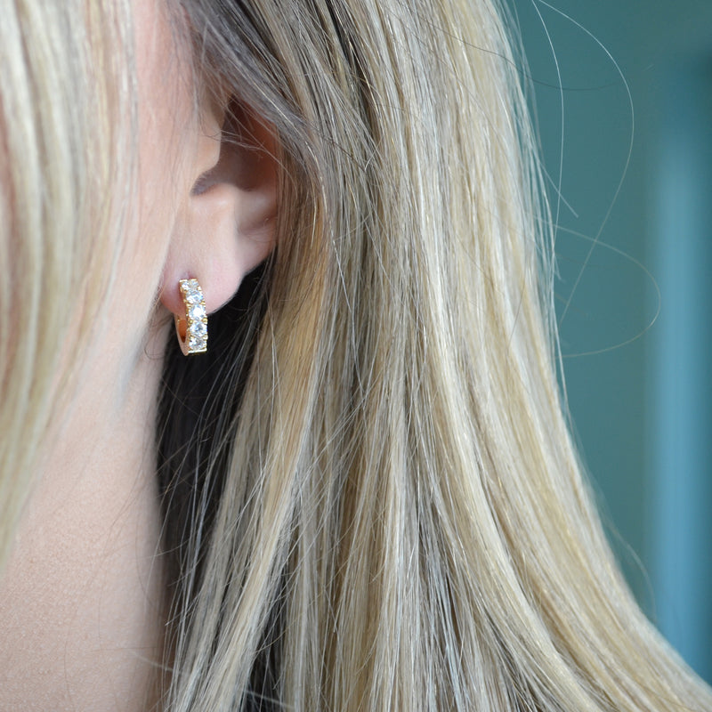 afj-diamond-collection-huggie-earrings-diamonds-18k-yellow-gold-O292G2