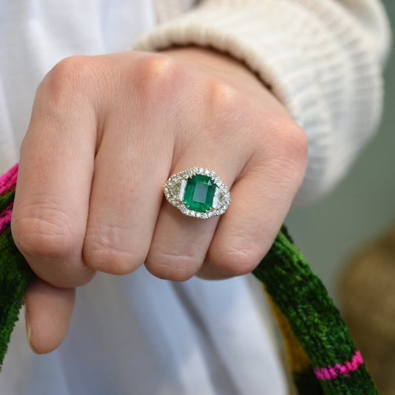 afj-gemstone-collection-ring-emerald-diamonds-18k-white-gold-A03916N3