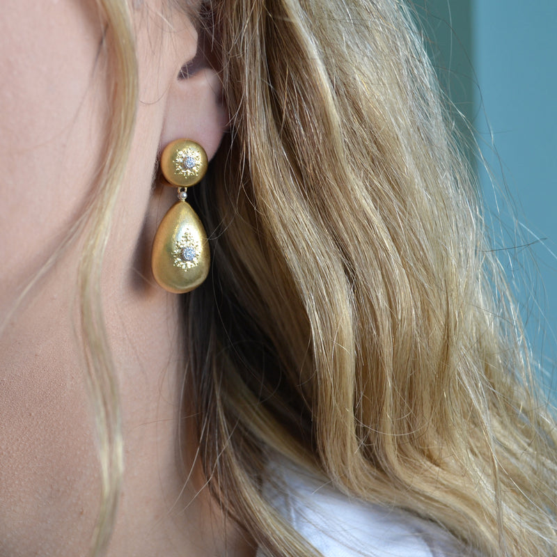 buccellati-macri-drop-earrings-diamonds-18k-yellow-gold-JAUEAR006136