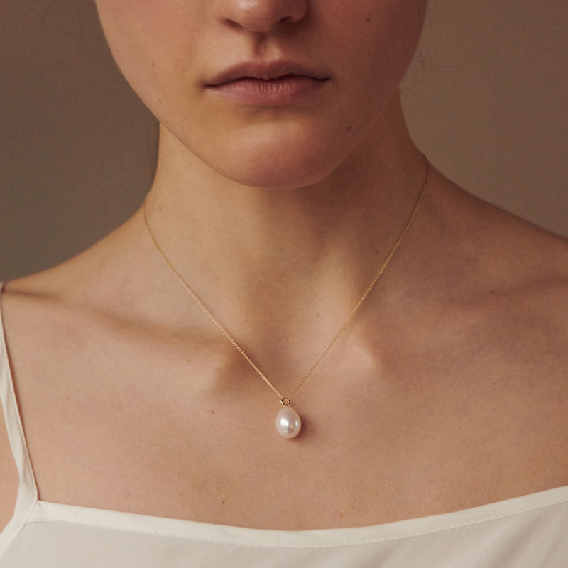 sophie-bille-brahe-l'eau-pendant-necklace-pearl-14k-yellow-gold-NL30LEAUFW43